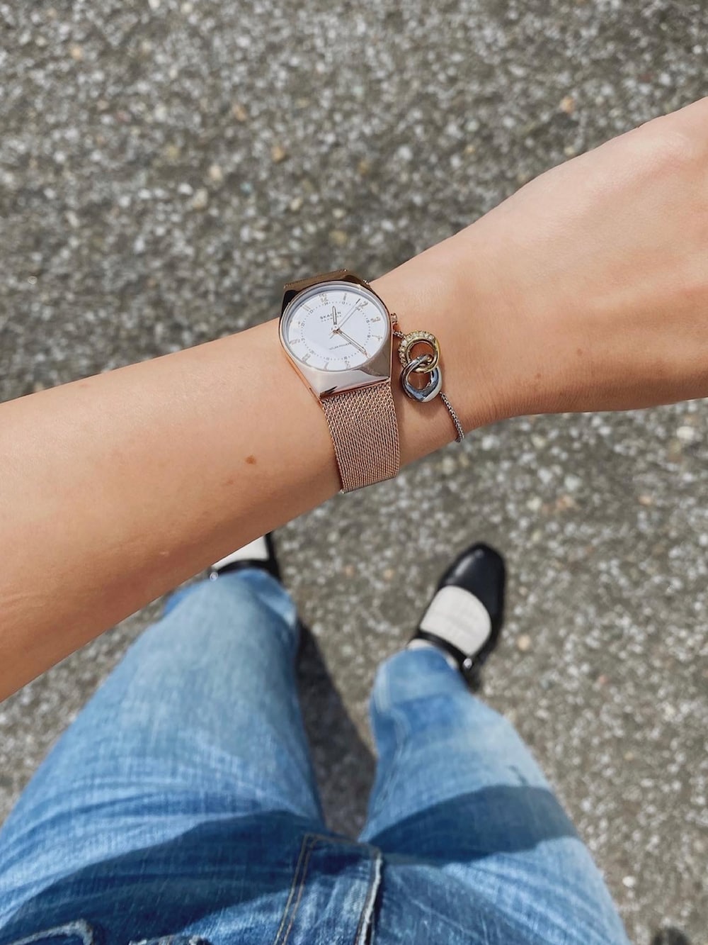 ピンク系のTシャツ/カットソー、ブルー系のデニムパンツ、ブラック系のバレエシューズを着用したレディースの春コーディネートの3枚目の写真