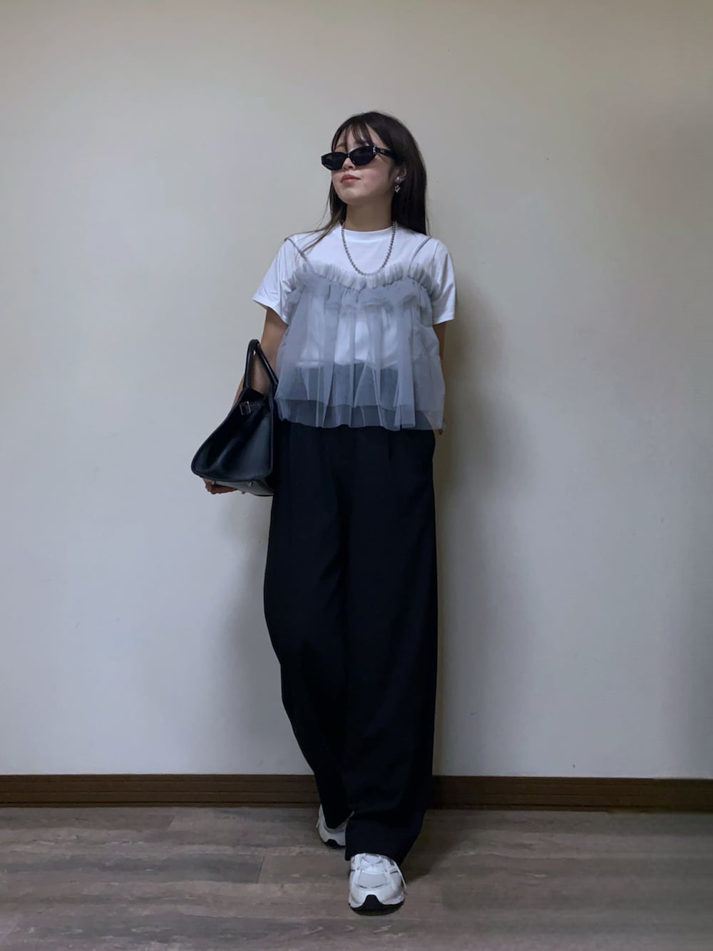 「最近のいい感じコーデ、大人カジュアル、ビスチェ、チュール、シアー、Tシャツ、スニーカー、レイヤードスタイル、ワイドパンツ、サングラス、お出かけコーデ、モノトーン、ボストンバッグ、プチプラ、白スニーカー」｜「RANANのチュールビスチェドッキングＴシャツ（Tシャツ/カットソー、ホワイト系）」を使った、Miiさん（レディース・159cm）の春コーディネートの5枚目の写真