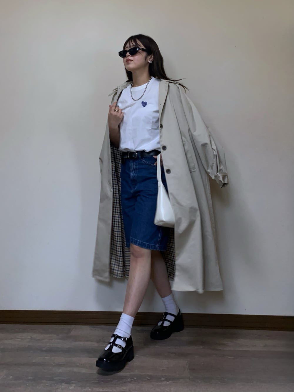 「最近のいい感じコーデ、大人カジュアル、バルマカーンコート、春コーデ、バミューダパンツ、デニム、デニムパンツ、ハーフパンツ、メリージェーン、ローファー、Tシャツ、白Tシャツ、サングラス、お出かけコーデ、プチプラ」｜「GeeRAの綿100％ハート＆宇宙ワンポイント刺繍Ｔシャツ（Tシャツ/カットソー、ホワイト系）」を使った、Miiさん（レディース・159cm）の春コーディネートの2枚目の写真