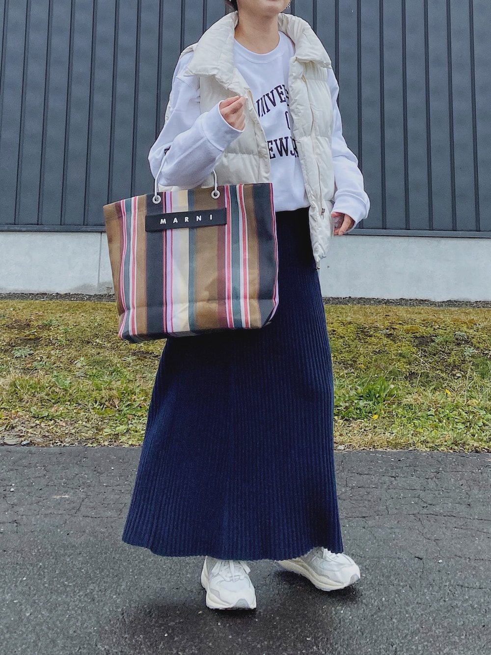 「休日コーデ、カレッジロゴ、カレッジスウェット、スウェット、ロゴスウェット、リブスカート、リブニット、ニットスカート、白スニーカー、ダウンベスト、renorm、ANGIE VINTAGE、トートバッグ、MARNI、スニーカー」｜「ANGIEの【2022年秋冬新色追加】GILDANカレッジロゴオーバーサイズスウェット（スウェット、ホワイト系）」を使った、Miiさん（レディース・159cm）の秋コーディネートの2枚目の写真