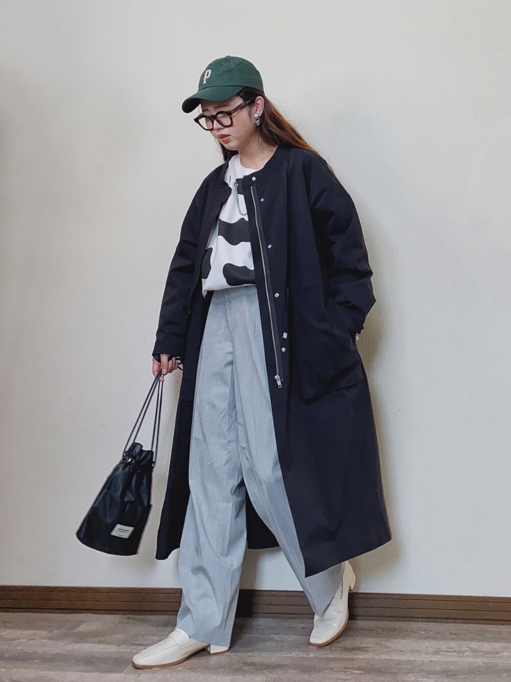 「ビッグシルエット、モッズコート、スウェット、ワイドパンツ、ローファー、モノトーン、LHP、LHPWOMEN、courage、ラフォーレ原宿、キャップ、巾着バッグ、UNIQLO、大人カジュアル、メガネ女子」｜「L.H.Pのcourage/クラージュ/総柄プリントオーバーサイズクルーネックスウェット(衿ネックレス付き)（スウェット、ホワイト系）」を使った、Miiさん（レディース・159cm）の冬コーディネートの2枚目の写真