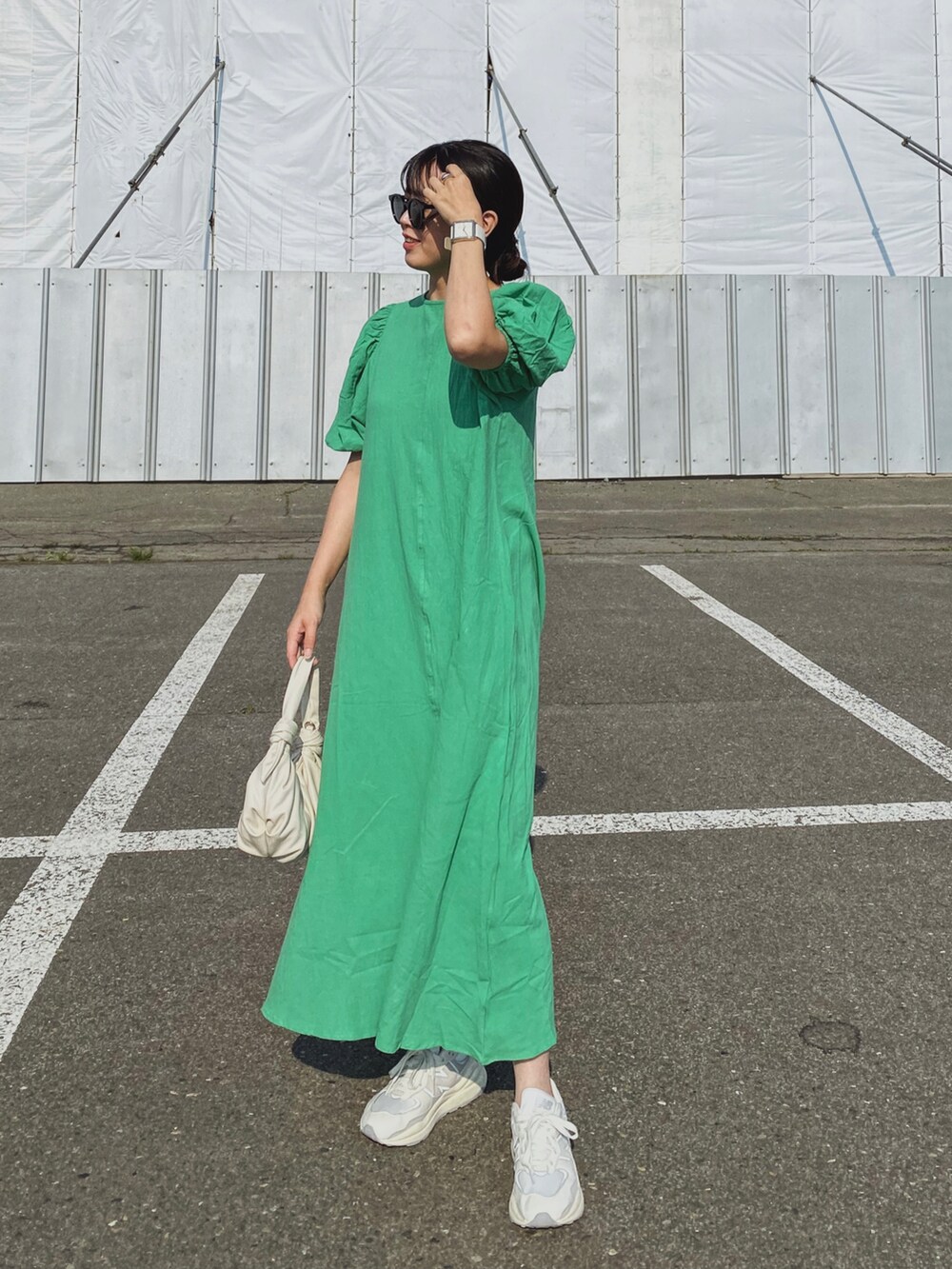 「夏コーデ、カラーコーデ、ボリューム袖、カラー×コーデ、グリーンコーデ、グリーン、ロングワンピース、ワンピース、corners、スニーカー、サングラス、New Balance、白スニーカー、きれいめカジュアル、プチプラ」｜「CORNERSのu.e.made*×CORNERSコラボ　ボリュームスリーブバックリボンワンピース（ワンピース、グリーン系）」を使った、Miiさん（レディース・159cm）の春コーディネートの4枚目の写真
