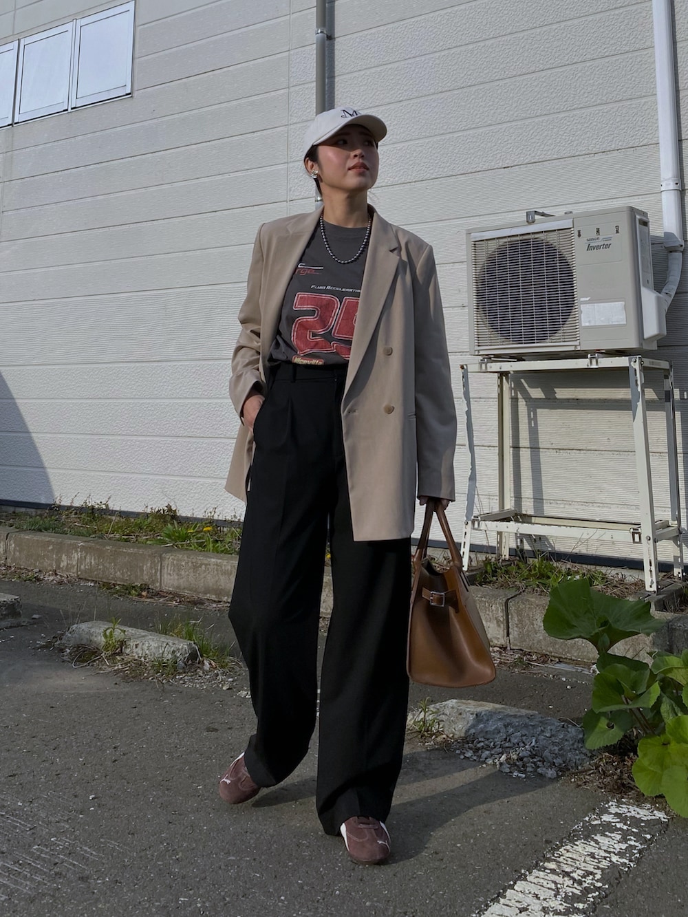 「最近のいい感じコーデ、ワイドパンツ、韓国ファッション、キャップ、Tシャツ、プリントT、PUMA、スピードキャット、スニーカー、ボストンバッグ、ブラウン、春夏コーデ、ママコーデ、プチプラ、お出かけコーデ」｜「WEGOのWEGO/【25年春夏新作】ヴィンテージライクグラフィックT（Tシャツ/カットソー、その他）」を使った、Miiさん（レディース・159cm）の春コーディネートの3枚目の写真