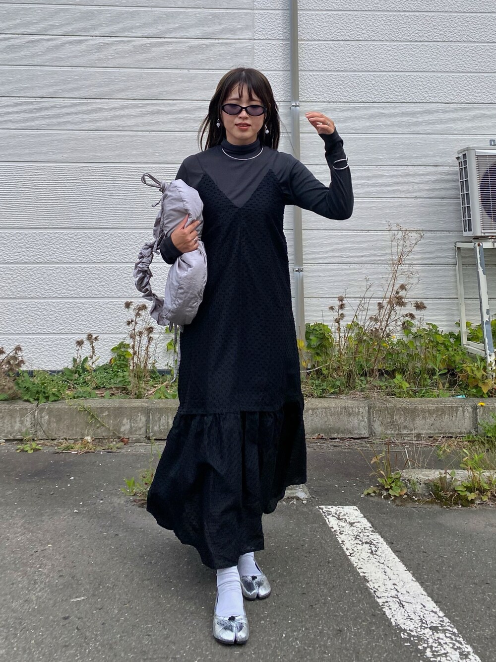 「秋っぽコーデ更新中、大人かわいい、キャミワンピ、ワンピース、タートルネック、リブT、モノトーン、モノトーンコーデ、UNIQLO、シルバーシューズ、メタリック、メタリックシューズ、モード、サングラス、プチプラ」｜「titivateのバックリボンキャミソールワンピース（ワンピース、ブラック系）」を使った、Miiさん（レディース・159cm）の秋コーディネートの3枚目の写真