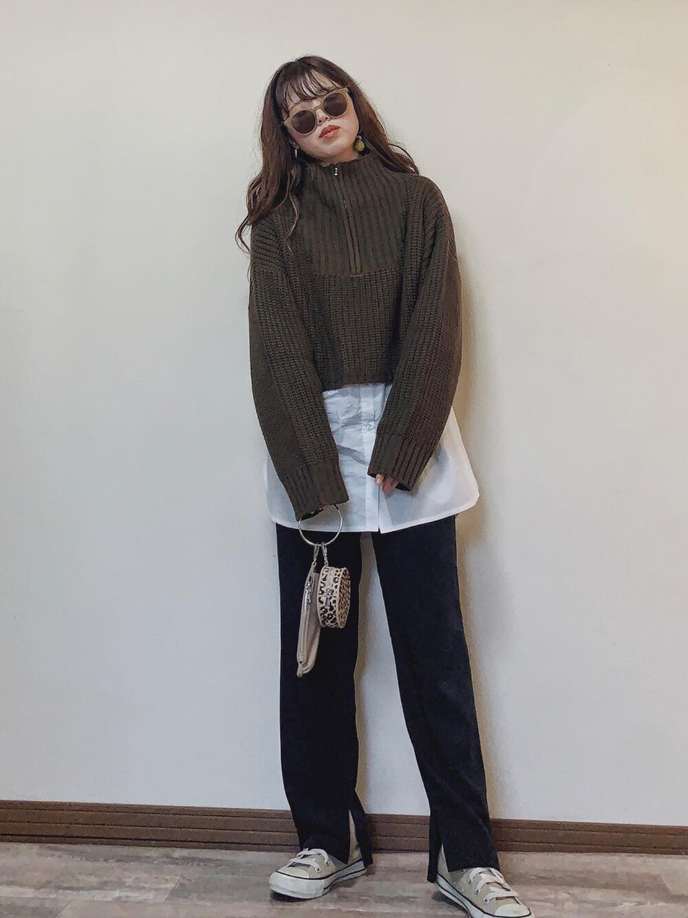 「ニット、白シャツ、converse、レイヤードスタイル、スニーカーコーデ、休日スタイル、ブラウン、プチプラ、休日コーデ、シャツスタイル、ミニバッグ、カジュアルコーデ、ハーフジップ、スリットパンツ、feepur」｜「bohmalのタックヨークセットシャツ（シャツ/ブラウス、ホワイト系）」を使った、Miiさん（レディース・159cm）の秋コーディネートの2枚目の写真