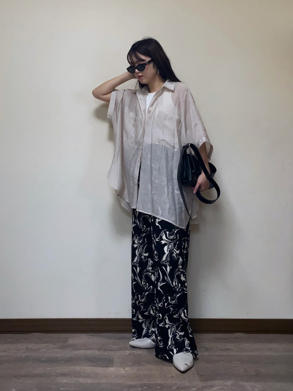 「大人カジュアル、最近のいい感じコーデ、春夏コーデ、シアーシャツ、柄パンツ、プリーツパンツ、サングラス、フラットシューズ、シャツスタイル、ゆるコーデ、お出かけコーデ、reca、プチプラ、ワイドパンツコーデ、ショルダーバッグ」｜「recaのドルマンシアーシャツ（シャツ/ブラウス、グレー系）」を使った、Miiさん（レディース・159cm）の春コーディネートの2枚目の写真