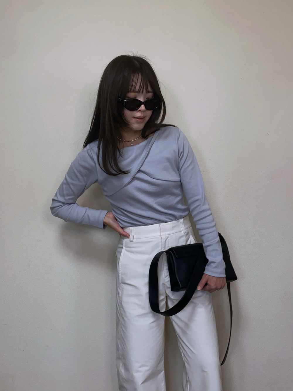 「プチプラ、春服、きれいめコーディネート、きれいめカジュアル、白パンツ、ジャージーバレルレッグパンツ、メタリック、ブーツ、淡色コーデ、大人カジュアル、シンプルコーデ、ネックカフ、チョーカー、サングラス、カットソー」｜「atONEのアイテム（Tシャツ/カットソー、グレー系）」を使った、Miiさん（レディース・159cm）の春コーディネートの2枚目の写真