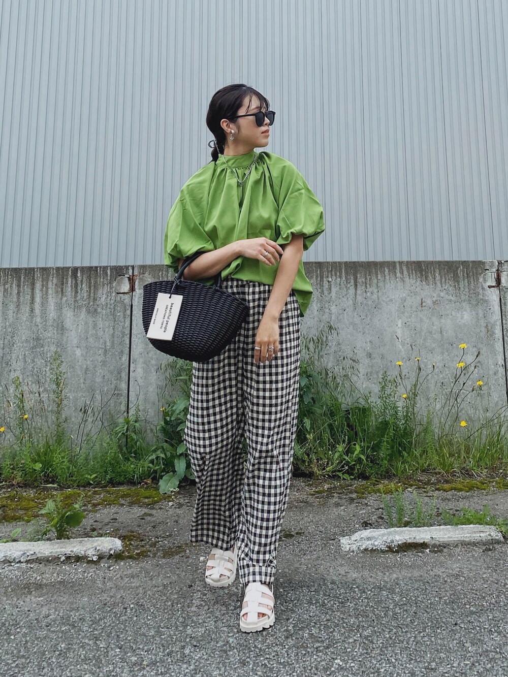 グリーン系のシャツ/ブラウス、ブラック系のその他パンツ、ホワイト系のサンダルを着用したレディースの夏コーディネートの3枚目の写真