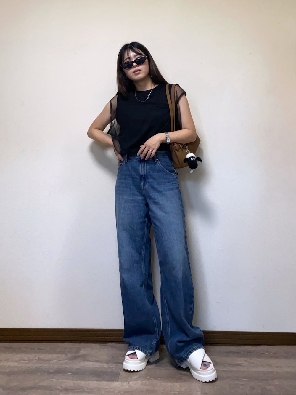 「厚底シューズ、レイヤードスタイル、デニム、バギーカーブジーンズ、UNIQLO、ノースリーブ、夏コーデ、チュール、ハンドバッグ、サンダル、シンプルコーデ、30代ファッション、大人カジュアル、サングラス、休日スタイル」｜「FOSSILのRAQUEL ES5306（アナログ腕時計、シルバー系）」を使った、Miiさん（レディース・159cm）の夏コーディネートの3枚目の写真