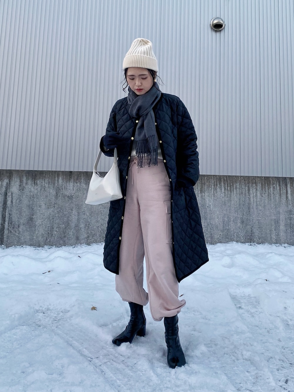 「新星WEARISTAにエントリー、今日のコスメと服、ビーニー、ニット帽、スウェット、スウェットパンツ、カーゴパンツ、ピンク、あったかコーデ、冬コーデ、マフラーぐるぐる、UNIQLO、プチプラ、マイベストコーデ2023、マフラー」｜「Traditional WeatherwearのARKLEY LONG（その他アウター、ブラック系）」を使った、Miiさん（レディース・159cm）の冬コーディネートの3枚目の写真