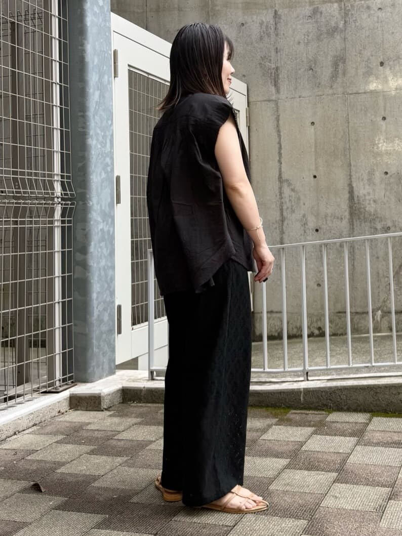 ブラック系のシャツ/ブラウス、ブラック系のその他パンツ、ベージュ系のサンダルを着用したレディースの夏コーディネートの3枚目の写真