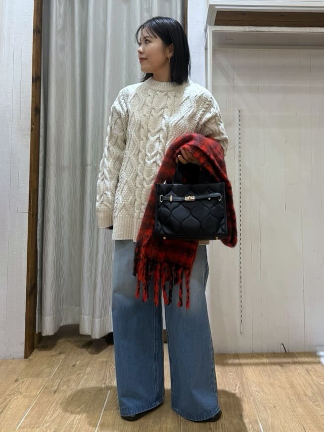 ホワイト系のニット/セーター、ブルー系のデニムパンツ、ブラック系のトートバッグを着用したレディースの冬コーディネートの5枚目の写真
