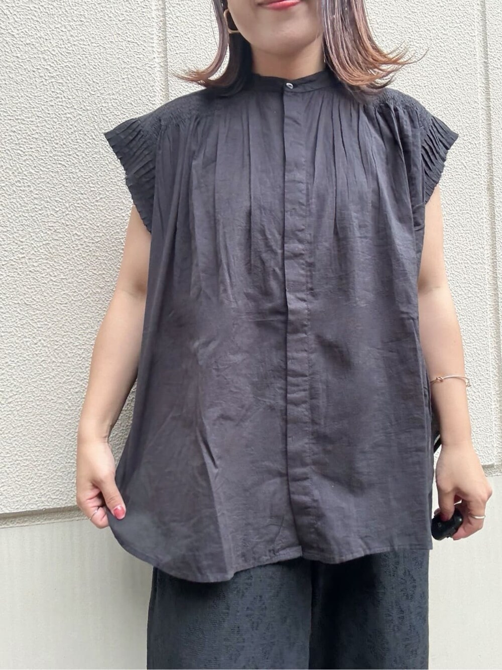 ブラック系のシャツ/ブラウス、ブラック系のその他パンツ、ベージュ系のサンダルを着用したレディースの夏コーディネートの5枚目の写真
