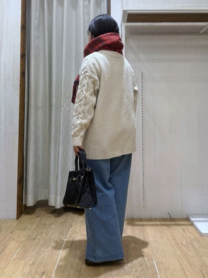 ホワイト系のニット/セーター、ブルー系のデニムパンツ、ブラック系のトートバッグを着用したレディースの冬コーディネートの3枚目の写真
