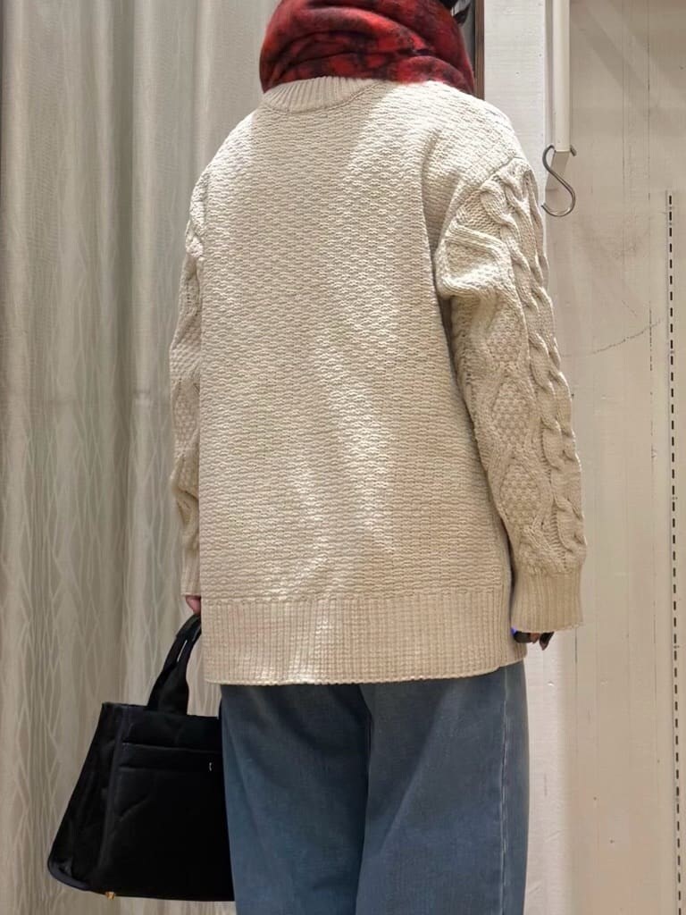 ホワイト系のニット/セーター、ブルー系のデニムパンツ、ブラック系のトートバッグを着用したレディースの冬コーディネートの9枚目の写真