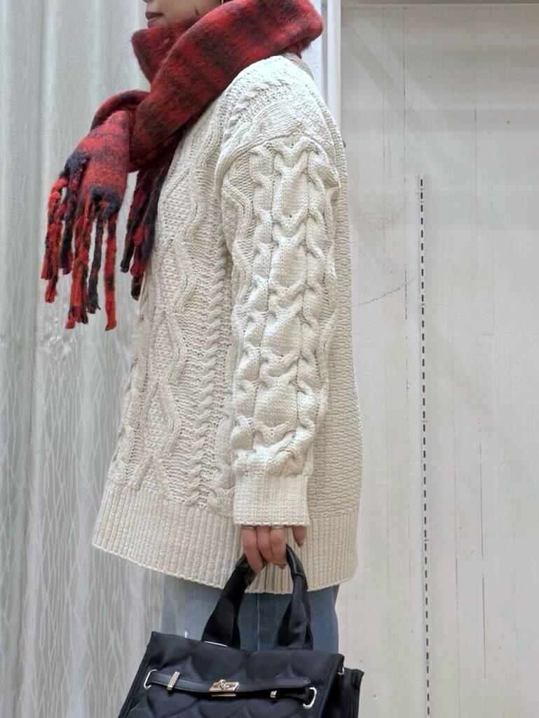 ホワイト系のニット/セーター、ブルー系のデニムパンツ、ブラック系のトートバッグを着用したレディースの冬コーディネートの7枚目の写真