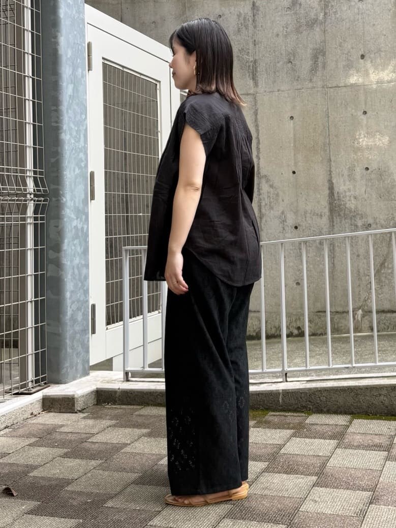 ブラック系のシャツ/ブラウス、ブラック系のその他パンツ、ベージュ系のサンダルを着用したレディースの夏コーディネートの4枚目の写真