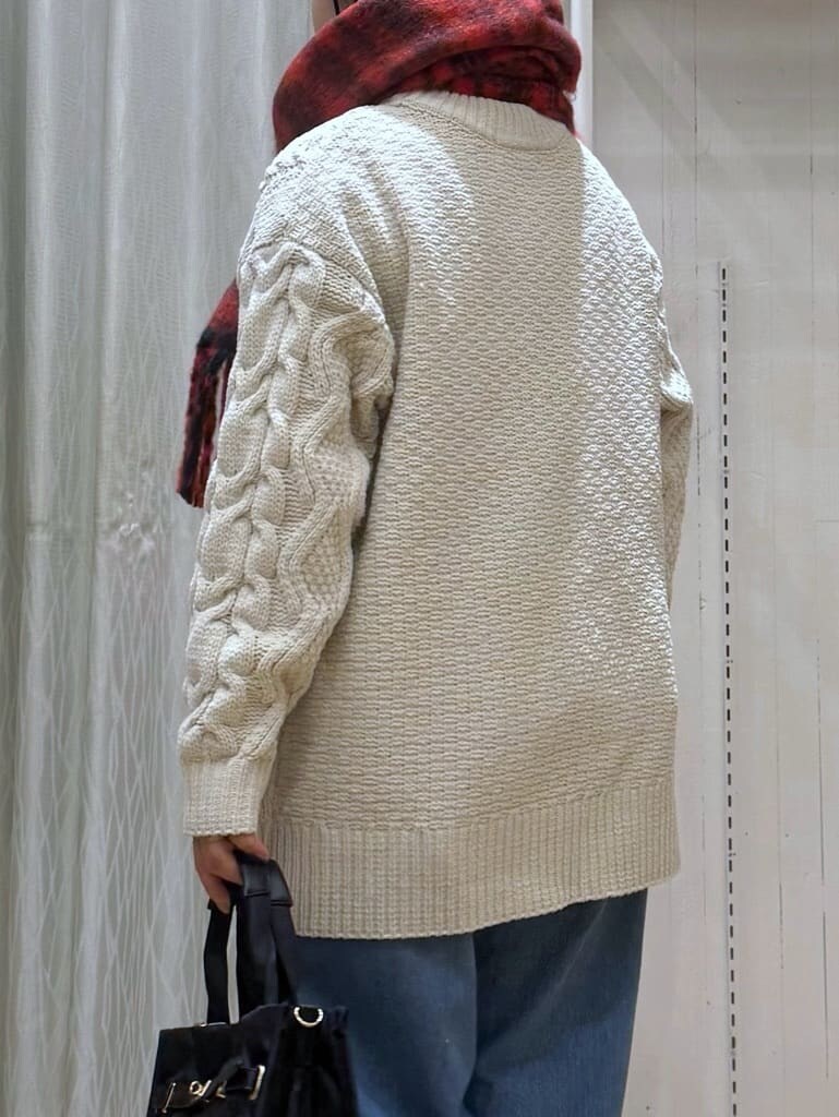 ホワイト系のニット/セーター、ブルー系のデニムパンツ、ブラック系のトートバッグを着用したレディースの冬コーディネートの8枚目の写真
