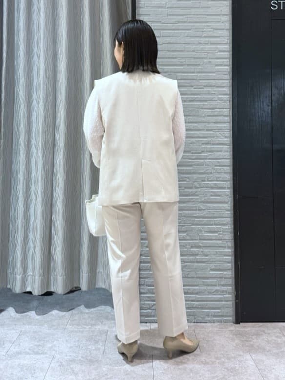 ベージュ系のベスト、ホワイト系のシャツ/ブラウス、ベージュ系のその他パンツを着用したレディースの春コーディネートの5枚目の写真