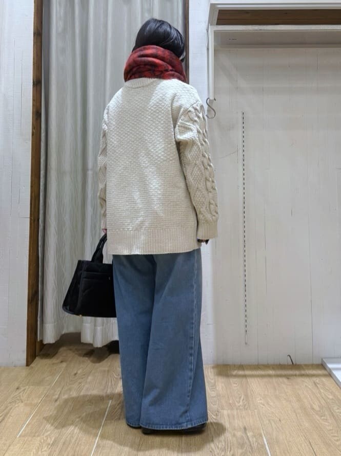 ホワイト系のニット/セーター、ブルー系のデニムパンツ、ブラック系のトートバッグを着用したレディースの冬コーディネートの4枚目の写真