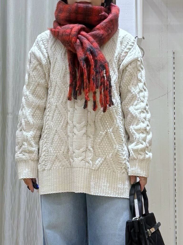 ホワイト系のニット/セーター、ブルー系のデニムパンツ、ブラック系のトートバッグを着用したレディースの冬コーディネートの6枚目の写真