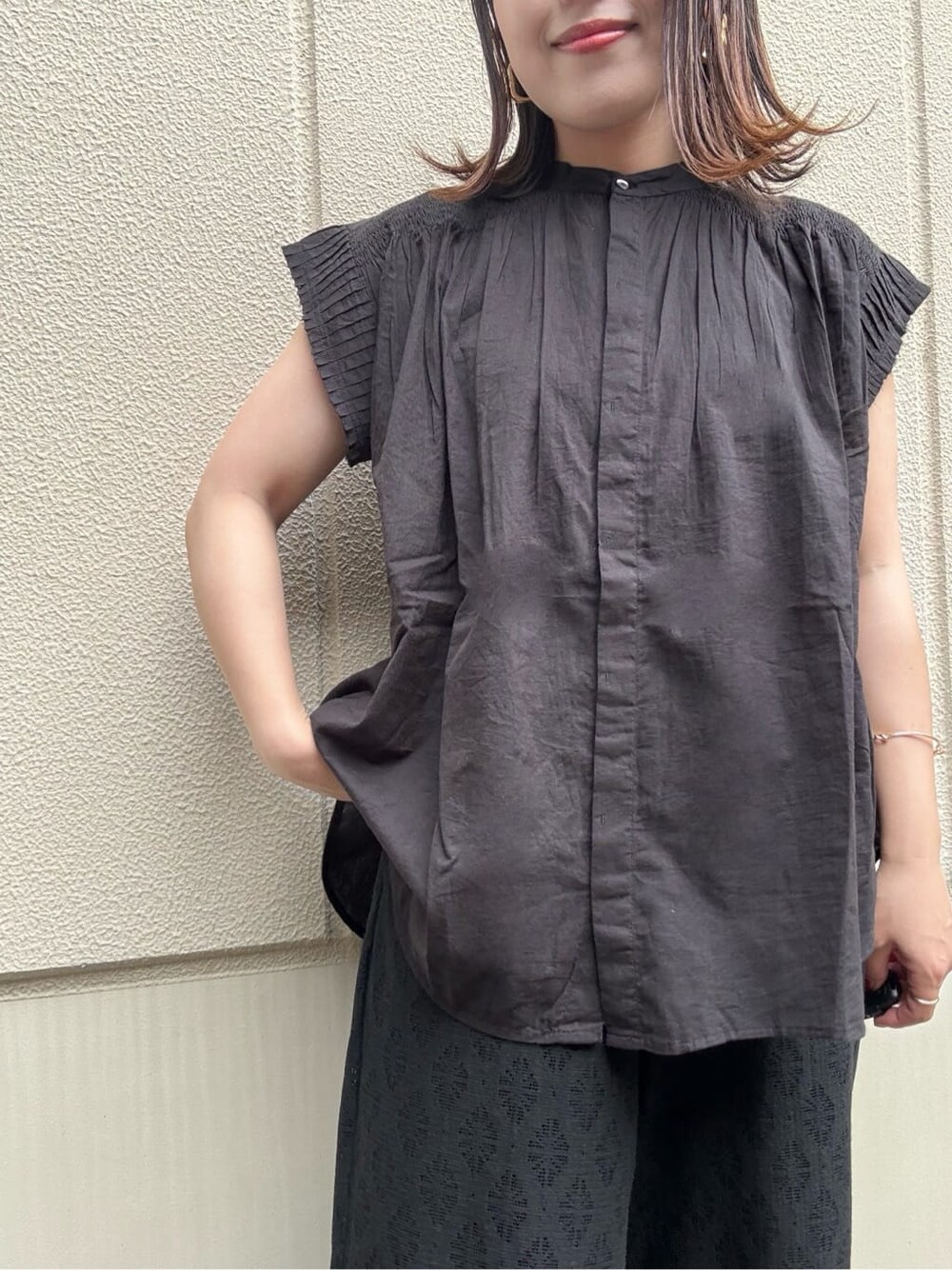 ブラック系のシャツ/ブラウス、ブラック系のその他パンツ、ベージュ系のサンダルを着用したレディースの夏コーディネートの6枚目の写真