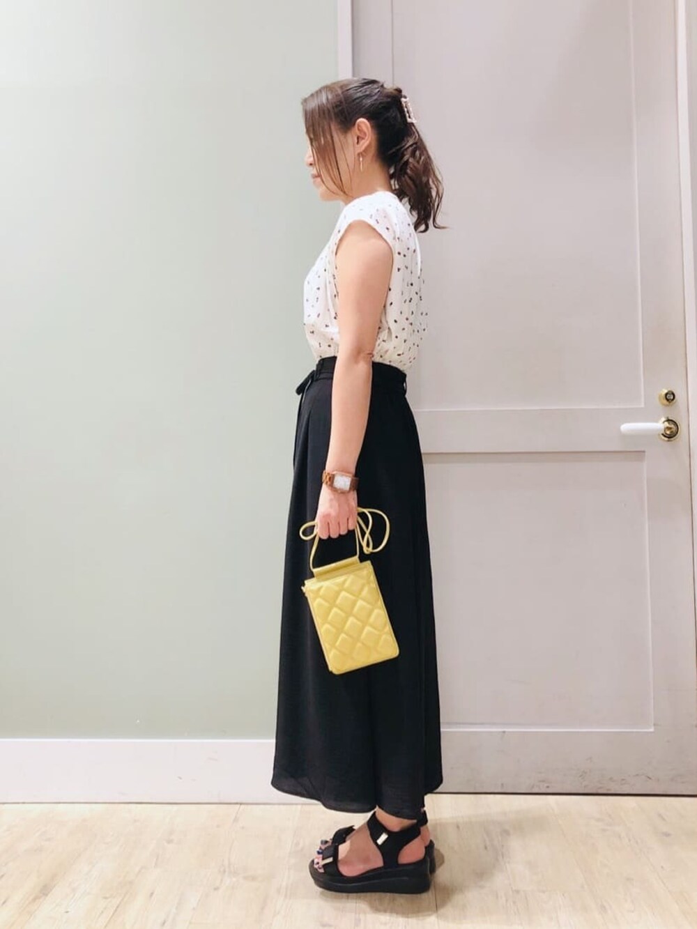 ベージュ系のシャツ/ブラウス、ブラック系のその他パンツ、イエロー系のショルダーバッグを着用したレディースの夏コーディネートの2枚目の写真