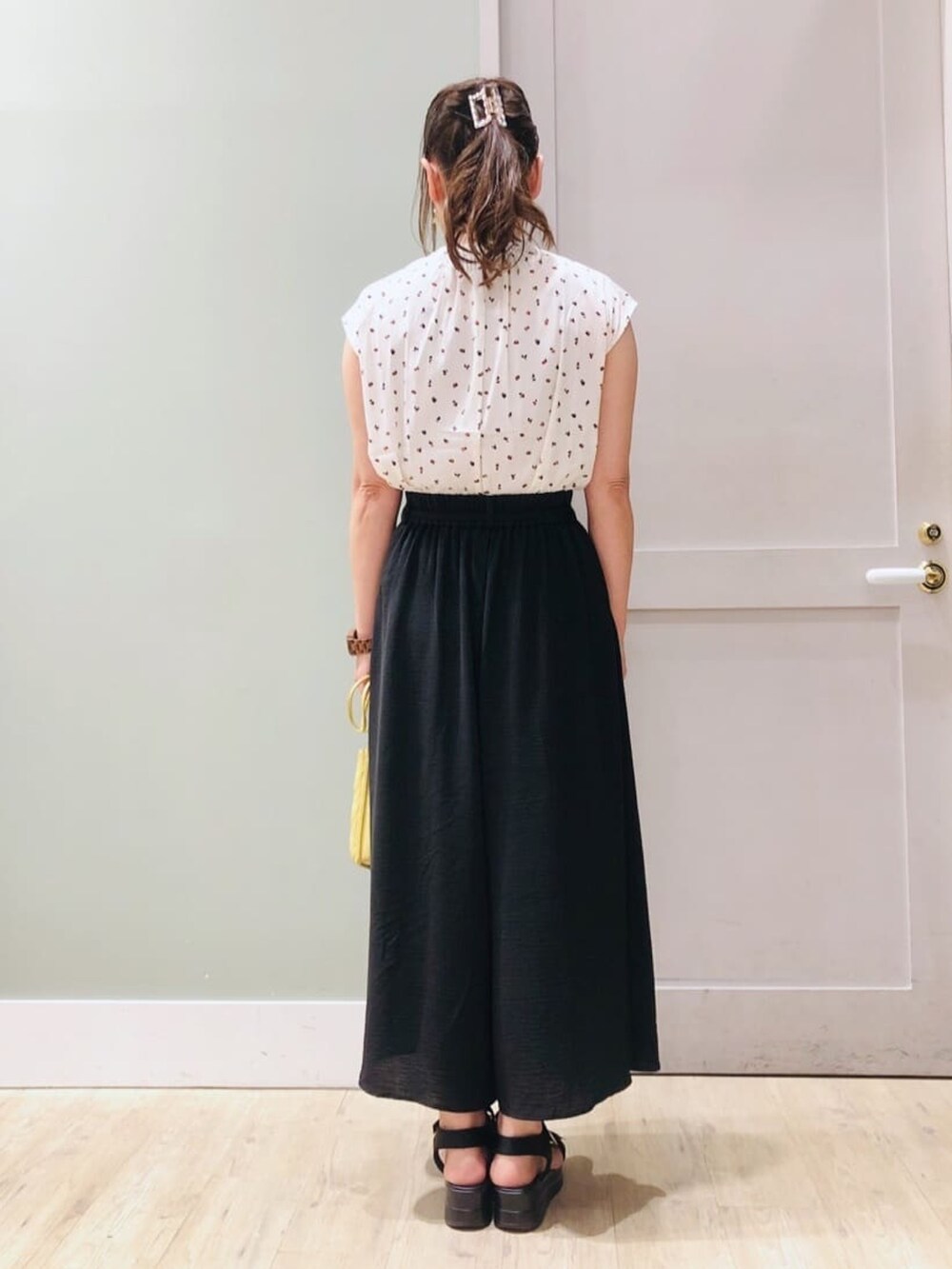 ベージュ系のシャツ/ブラウス、ブラック系のその他パンツ、イエロー系のショルダーバッグを着用したレディースの夏コーディネートの3枚目の写真