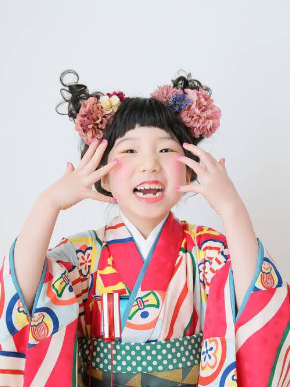 ピンク系の着物を着用したキッズの春コーディネートの2枚目の写真