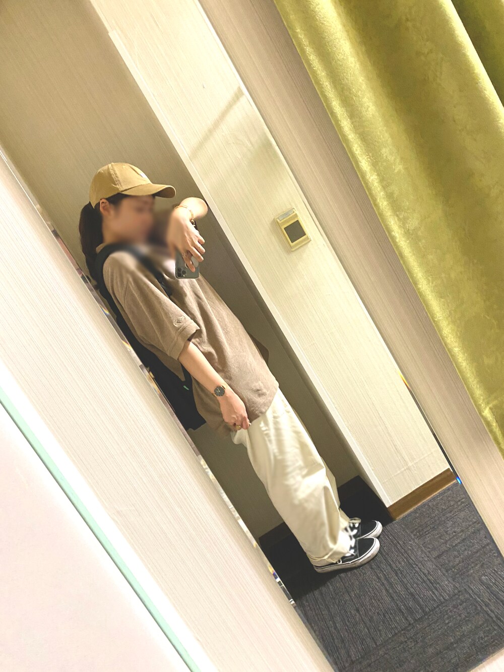 ホワイト系のパンツ、ブラック系のスニーカー、ブラック系のバックパック/リュックを着用したレディースの秋コーディネートの2枚目の写真