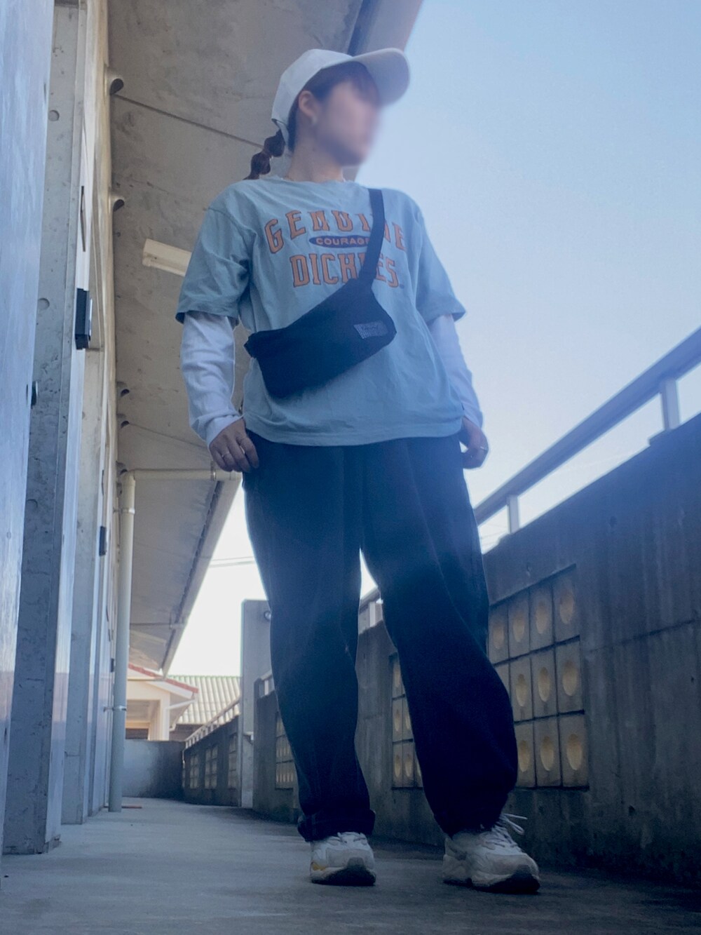 ベージュ系のスニーカー、ブラック系のデニムパンツ、グリーン系のTシャツ/カットソーを着用したレディースの夏コーディネートの2枚目の写真