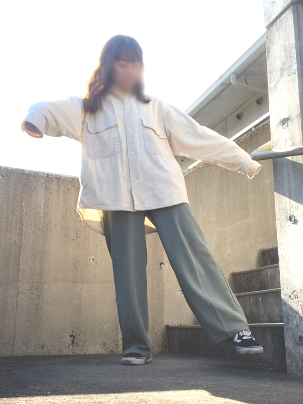 ベージュ系のトップス、ホワイト系のTシャツ/カットソー、グリーン系のパンツを着用したレディースの冬コーディネートの2枚目の写真