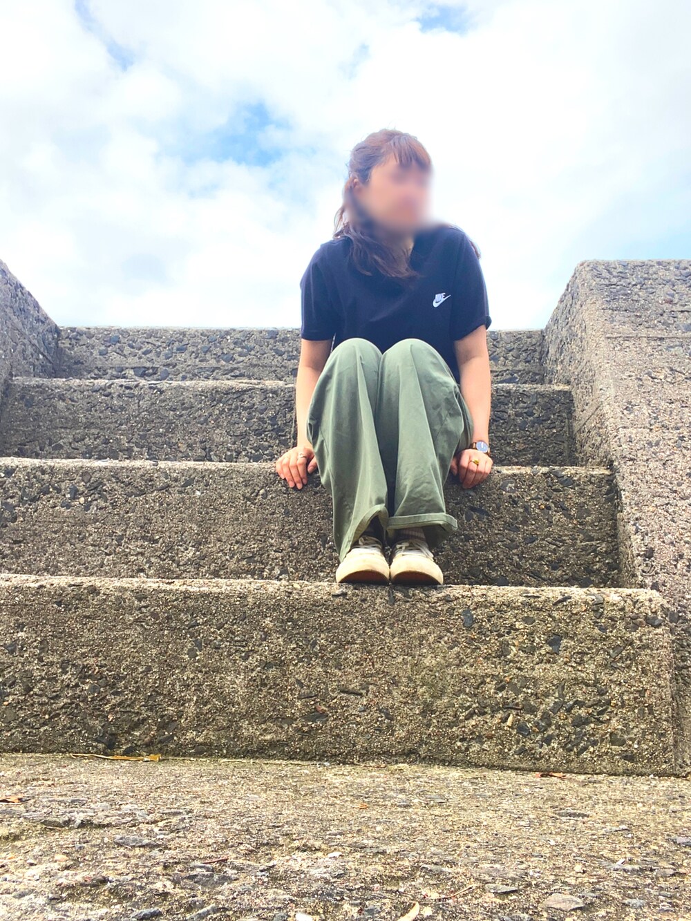 グリーン系のパンツ、ブラック系のTシャツ/カットソー、ベージュ系のスニーカーを着用したレディースの夏コーディネートの2枚目の写真