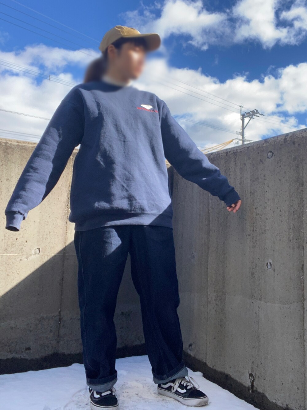 ブルー系のデニムパンツ、ブルー系のスウェット、ホワイト系のTシャツ/カットソーを着用したレディースの冬コーディネートの3枚目の写真