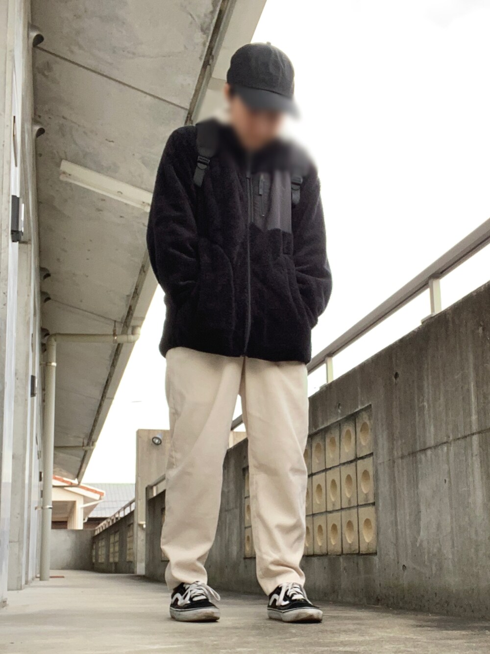 ホワイト系のパンツ、ブラック系のジャケット/アウター、ブラック系のバックパック/リュックを着用したレディースの冬コーディネートの2枚目の写真