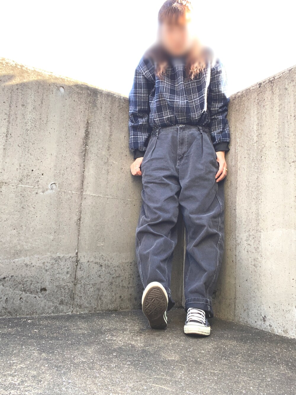 ブラック系のデニムパンツ、ブラック系のスニーカー、ブラック系のTシャツ/カットソーを着用したレディースの秋コーディネートの3枚目の写真