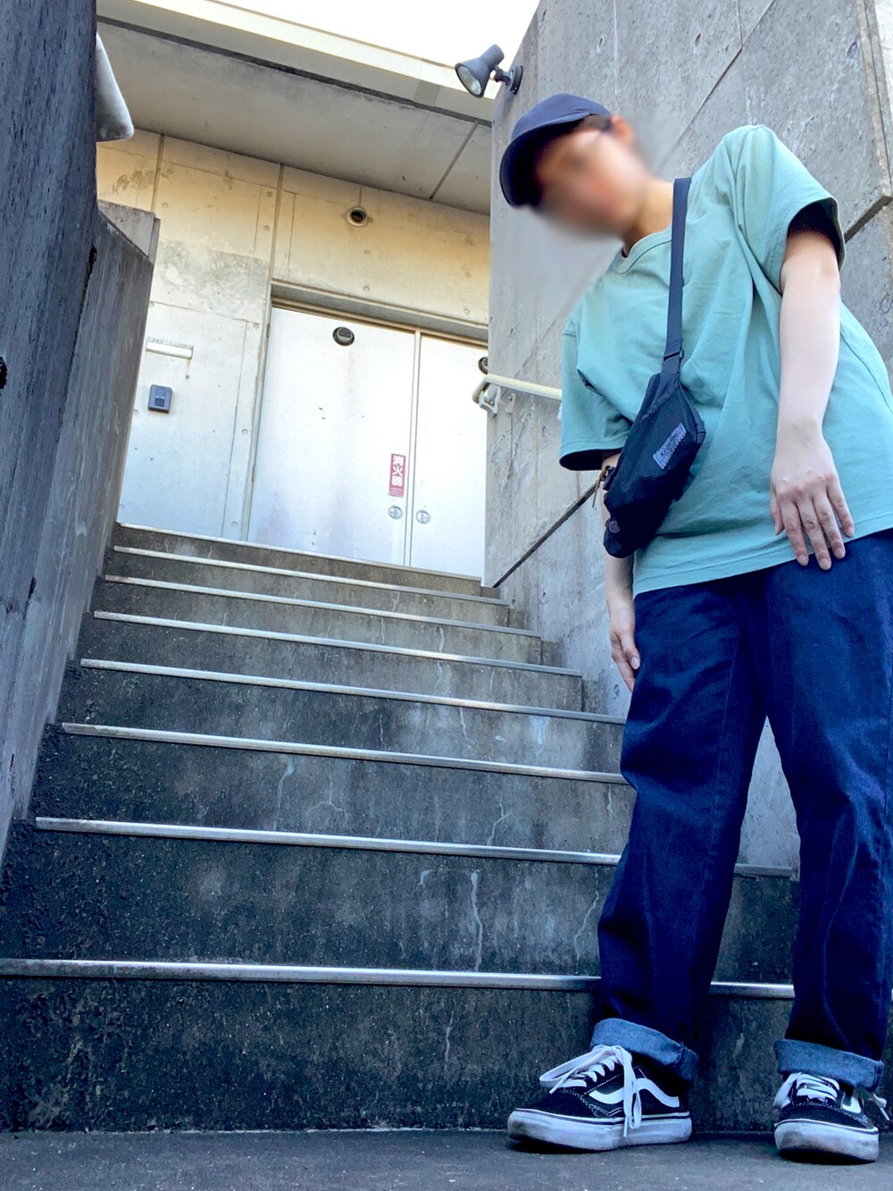 ブルー系のパンツ、グリーン系のTシャツ/カットソー、ブラック系のスニーカーを着用したレディースの夏コーディネートの2枚目の写真