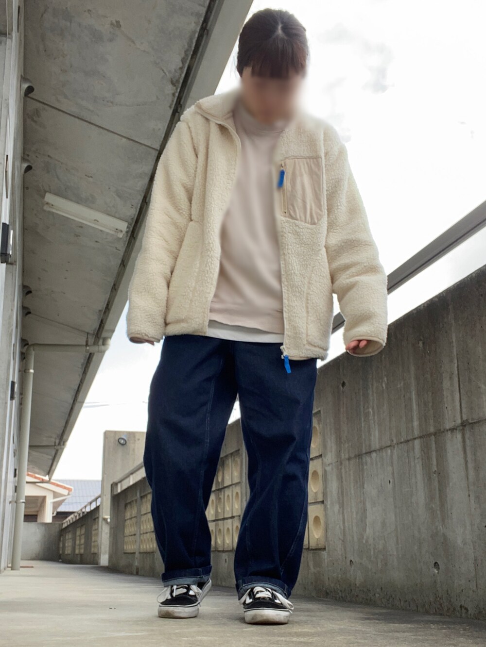 ベージュ系のトップス、ホワイト系のジャケット/アウター、ブルー系のデニムパンツを着用したレディースの冬コーディネートの2枚目の写真