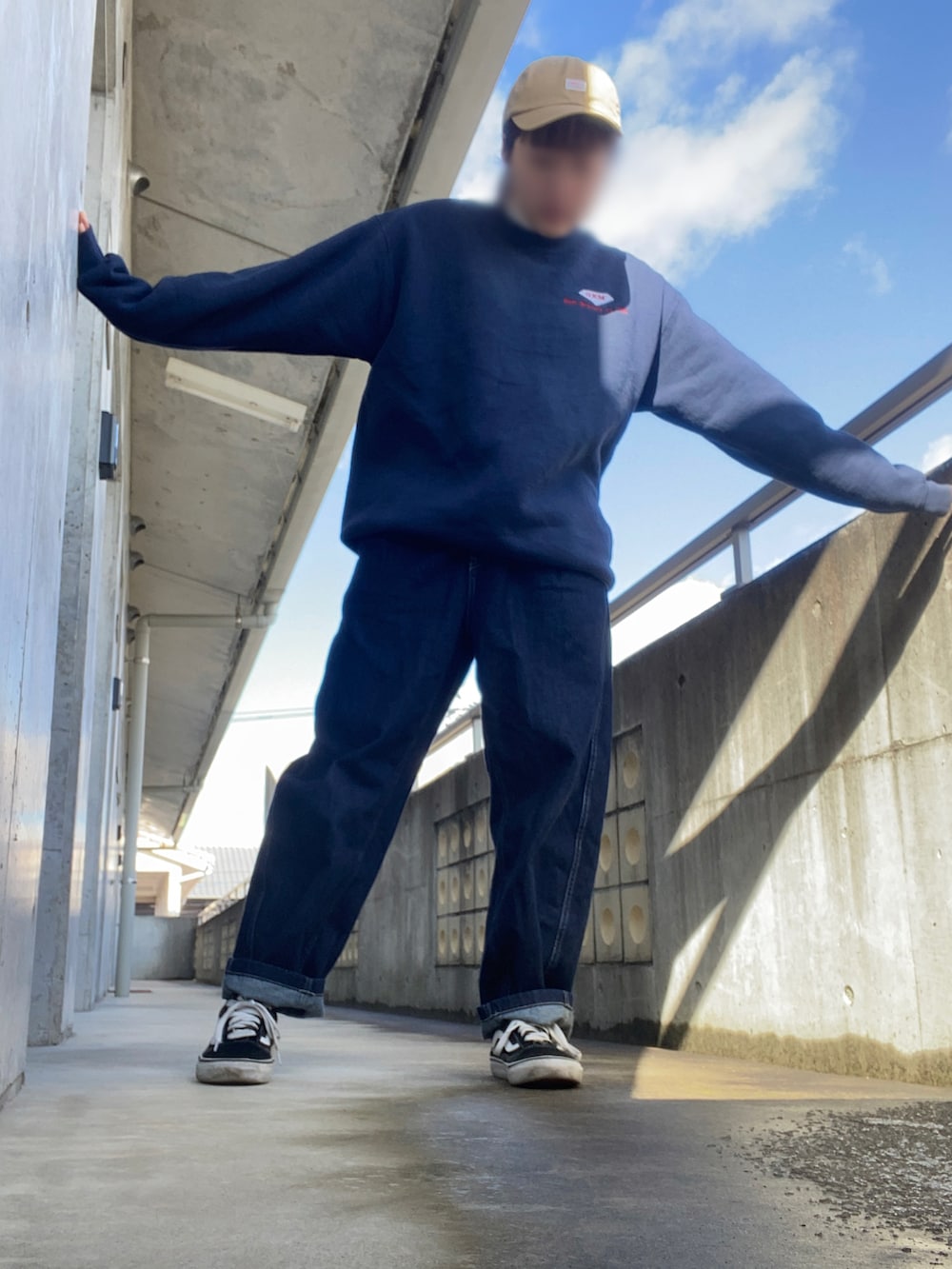 ブルー系のデニムパンツ、ブルー系のスウェット、ホワイト系のTシャツ/カットソーを着用したレディースの冬コーディネートの2枚目の写真