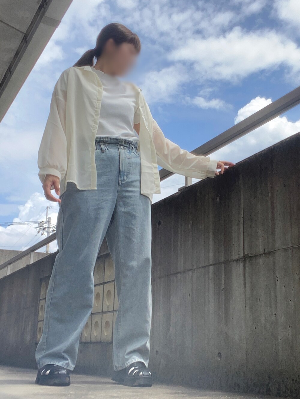 ホワイト系のTシャツ/カットソー、ホワイト系のシャツ/ブラウス、ホワイト系のTシャツ/カットソーを着用したレディースの夏コーディネートの2枚目の写真