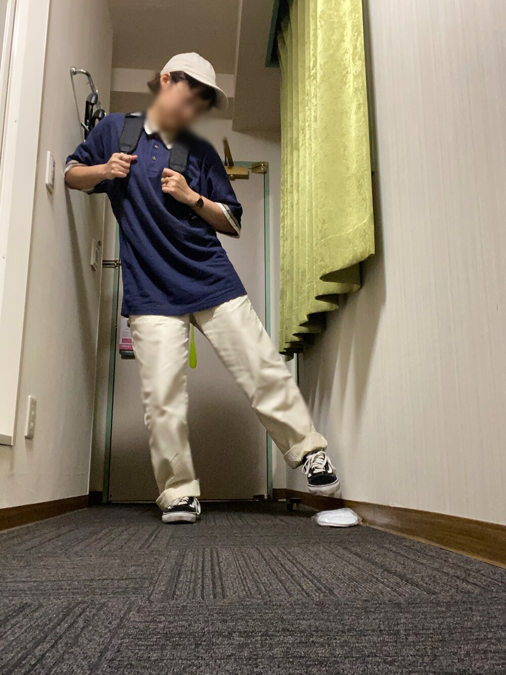 ホワイト系のパンツ、ブラック系のスニーカー、ブルー系のポロシャツを着用したレディースの夏コーディネートの3枚目の写真