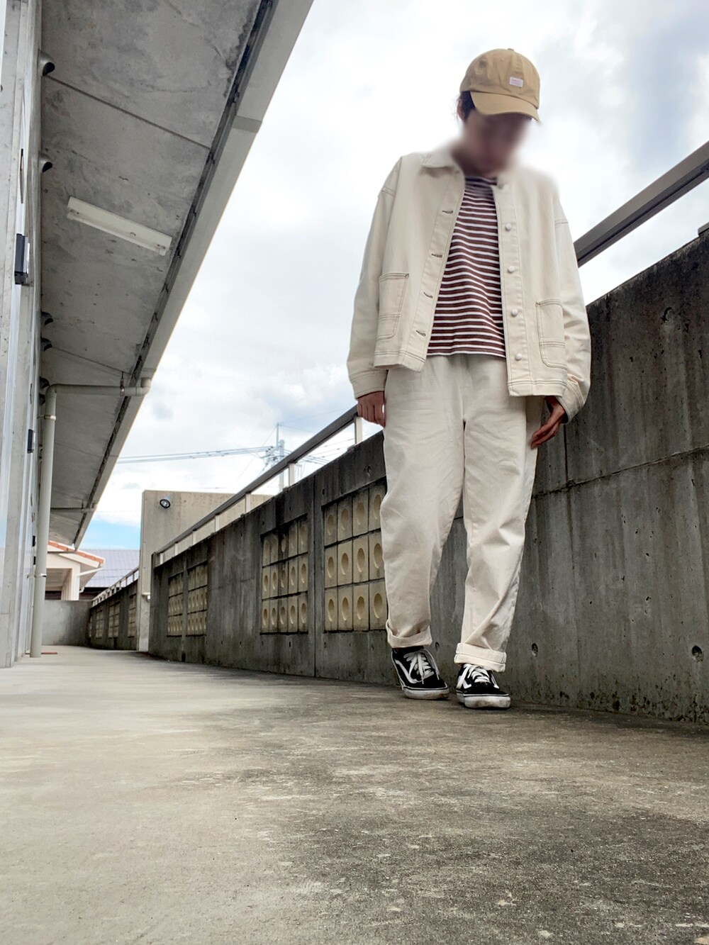 ホワイト系のパンツ、ブラウン系のTシャツ/カットソー、ホワイト系のデニムジャケットを着用したレディースの秋コーディネートの2枚目の写真