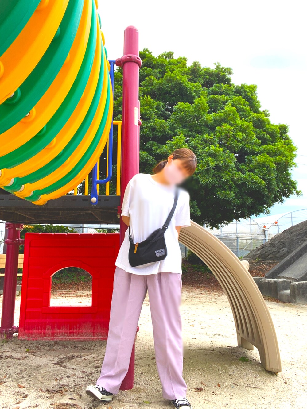 ブラック系のスニーカー、パープル系のパンツ、ホワイト系のTシャツ/カットソーを着用したレディースの夏コーディネートの2枚目の写真