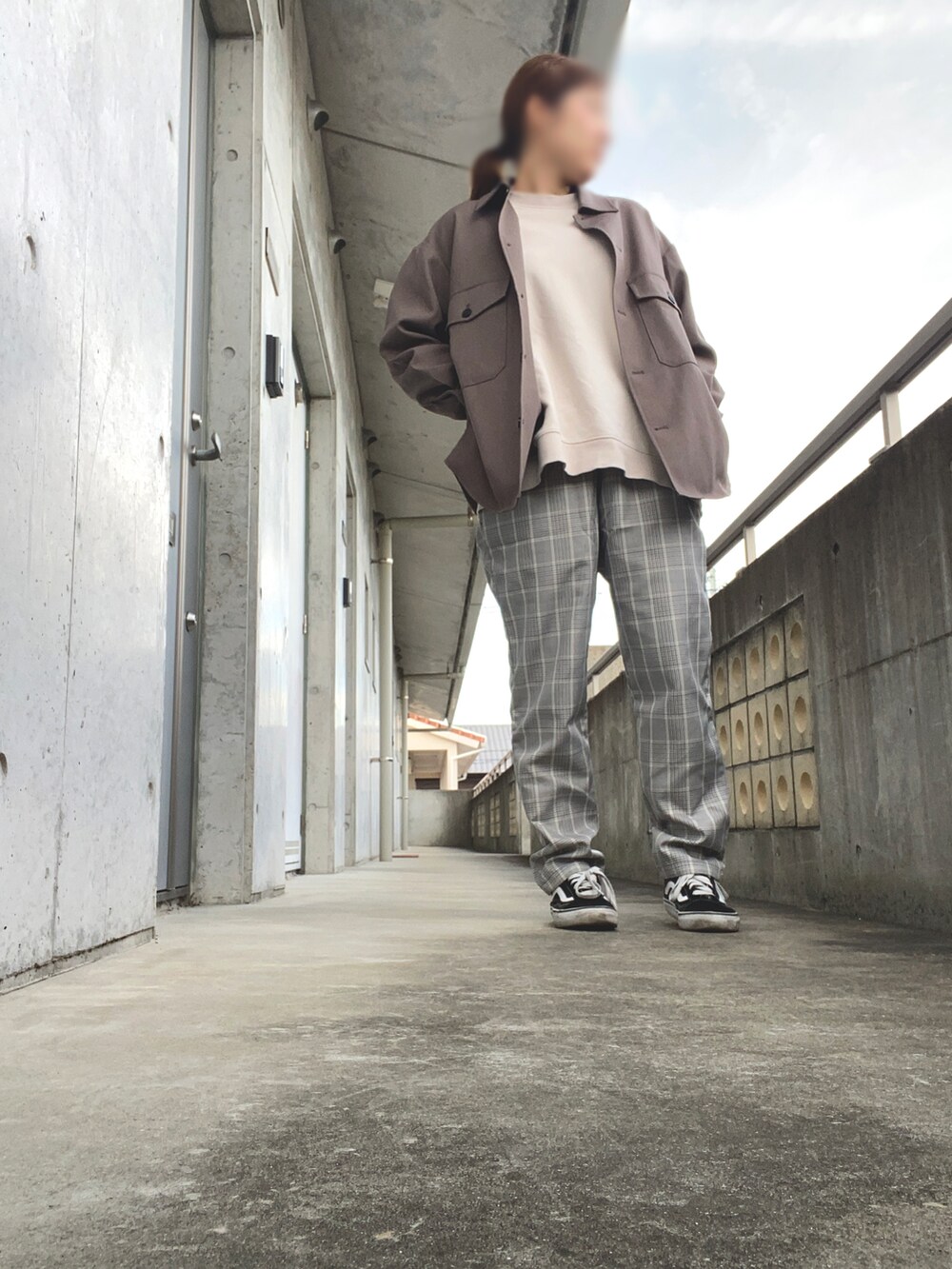 グレー系のパンツ、グレー系のトップス、ベージュ系のトップスを着用したレディースの秋コーディネートの2枚目の写真