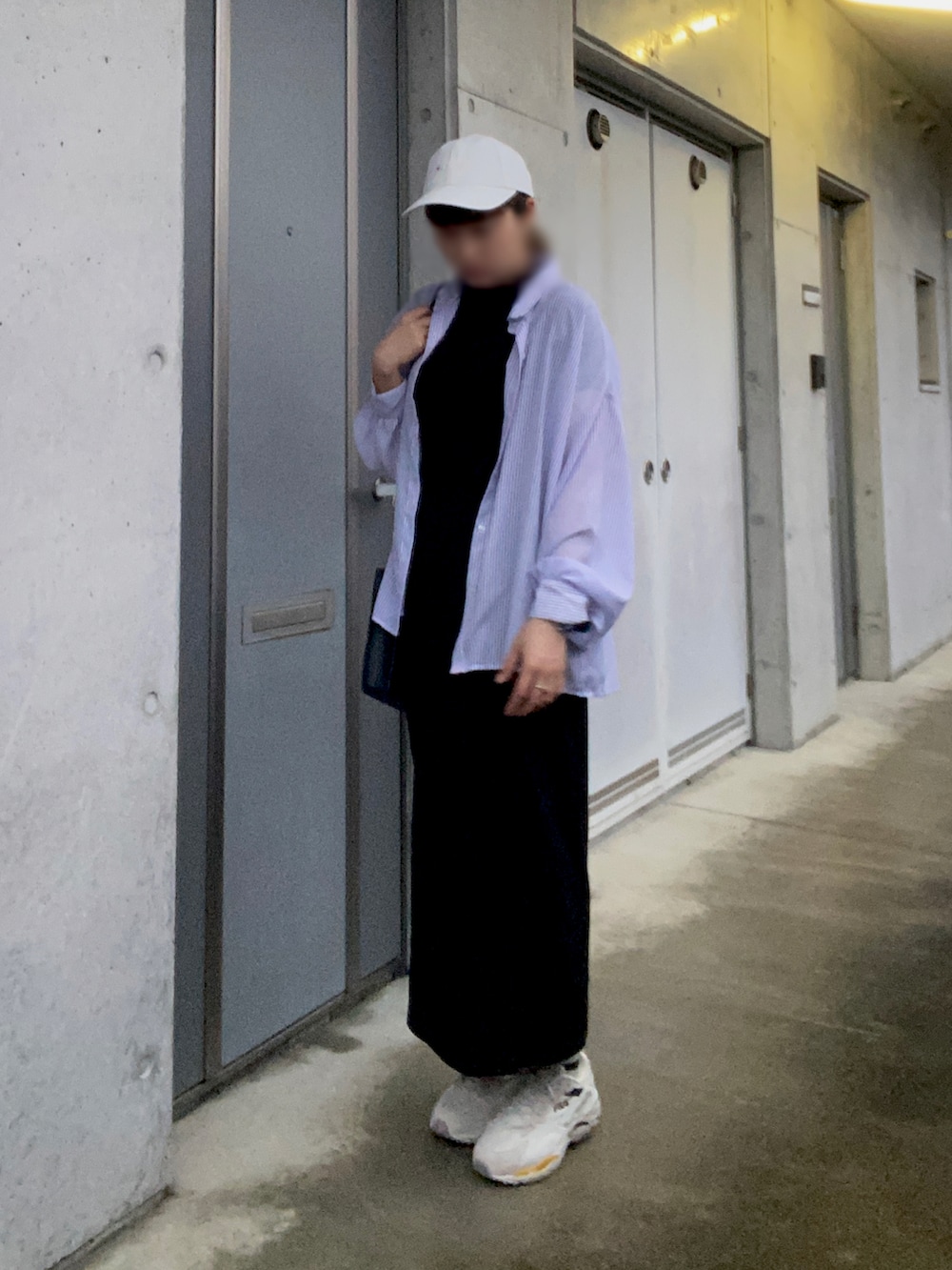 ブラック系のショルダーバッグ、ブルー系のシャツ/ブラウス、ブラック系のTシャツ/カットソーを着用したレディースの春コーディネートの2枚目の写真