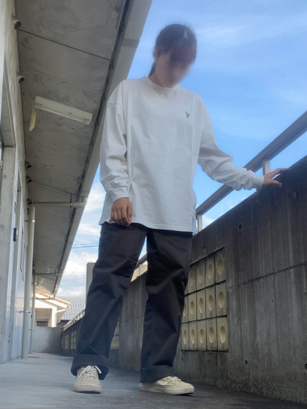 ホワイト系のTシャツ/カットソー、その他のパンツ、ベージュ系のスニーカーを着用したレディースの秋コーディネートの2枚目の写真