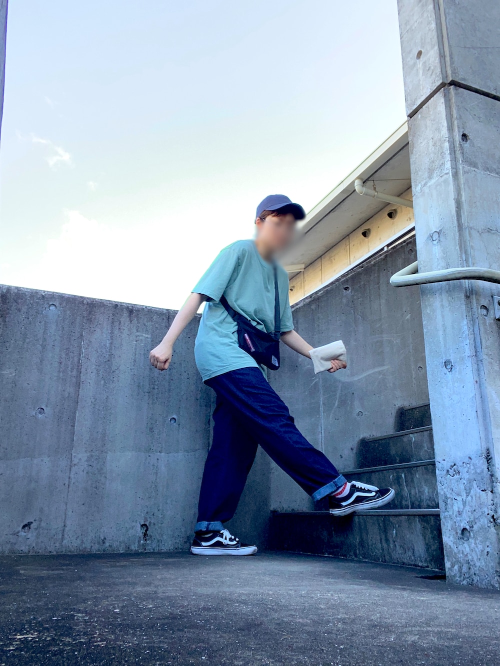 ブルー系のパンツ、グリーン系のTシャツ/カットソー、ブラック系のスニーカーを着用したレディースの夏コーディネートの4枚目の写真