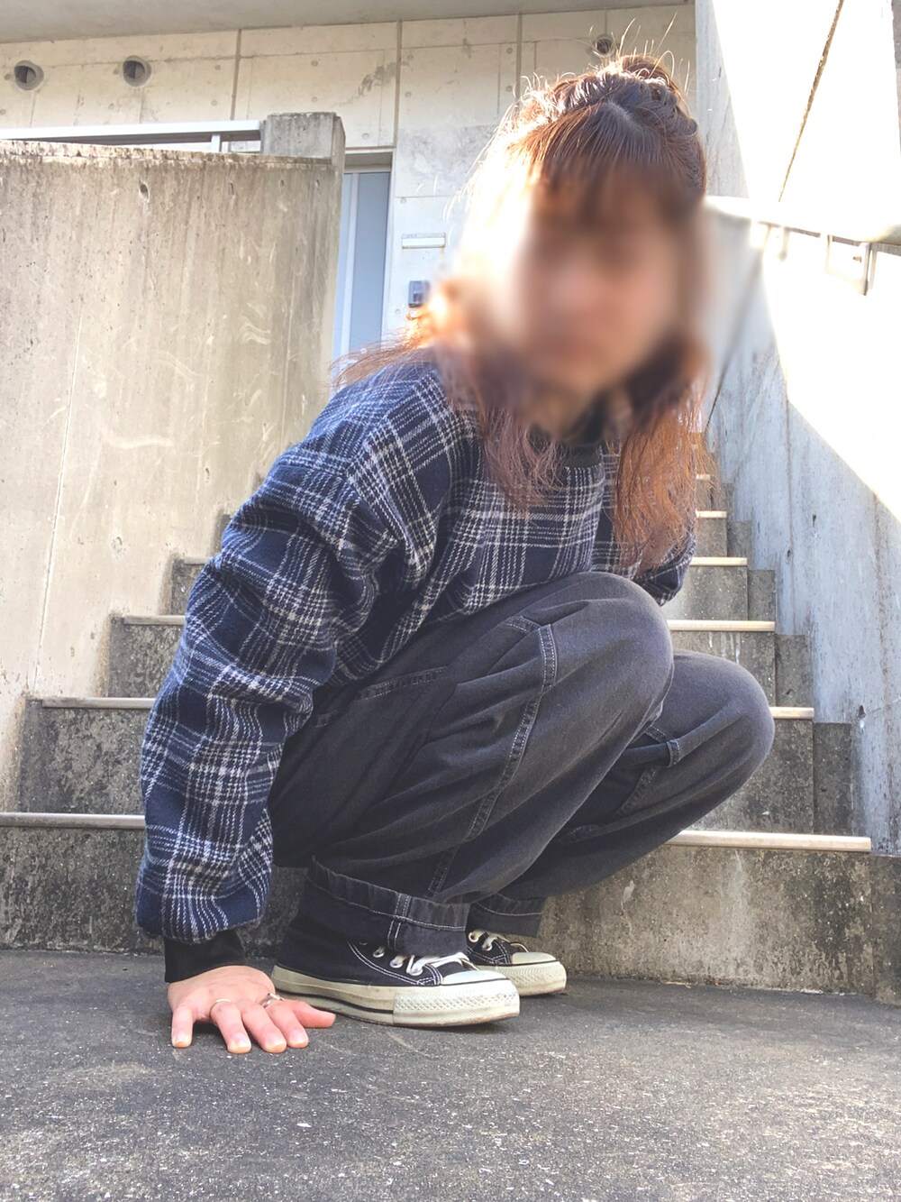 ブラック系のデニムパンツ、ブラック系のスニーカー、ブラック系のTシャツ/カットソーを着用したレディースの秋コーディネートの2枚目の写真