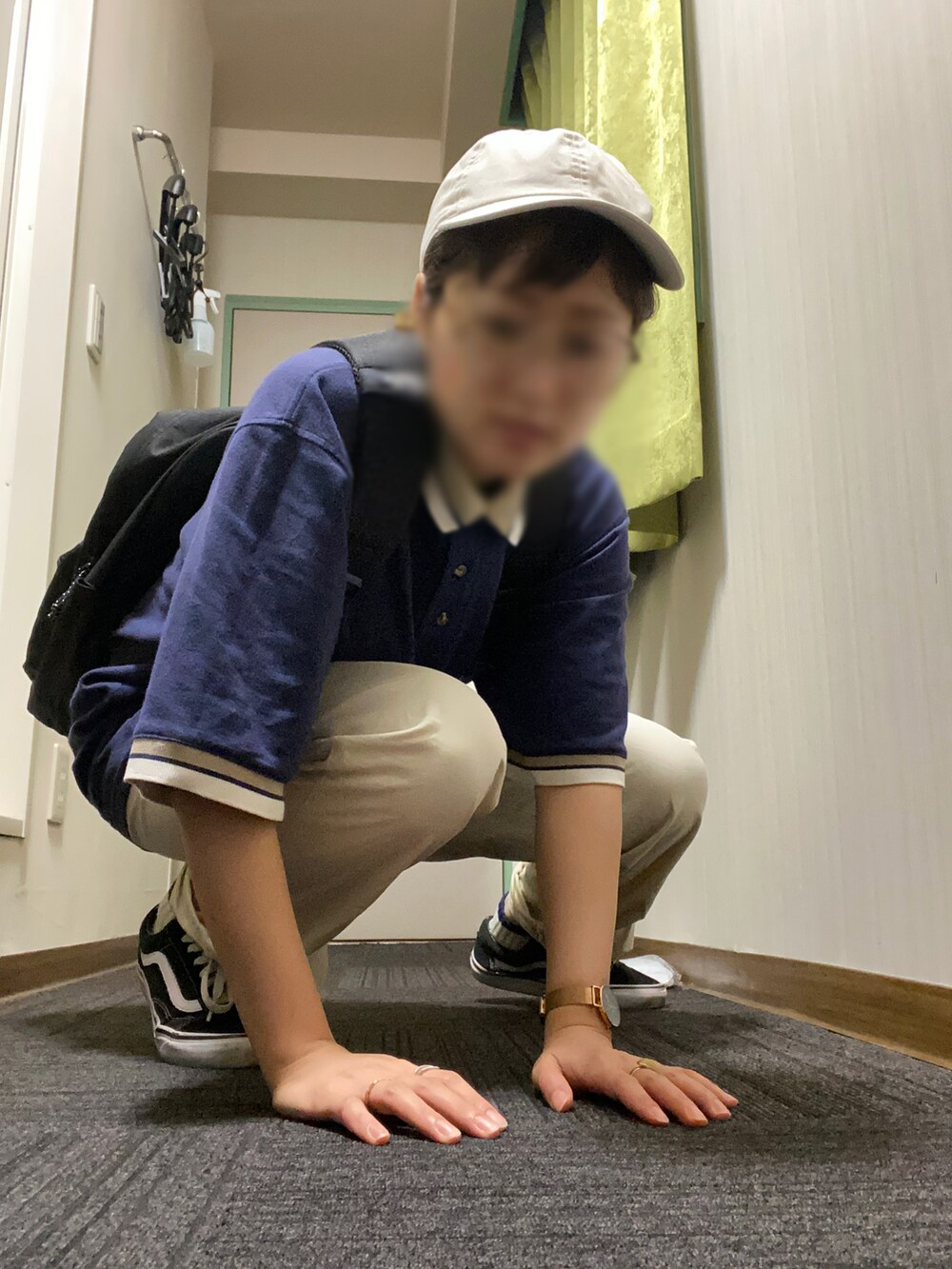 ホワイト系のパンツ、ブラック系のスニーカー、ブルー系のポロシャツを着用したレディースの夏コーディネートの2枚目の写真