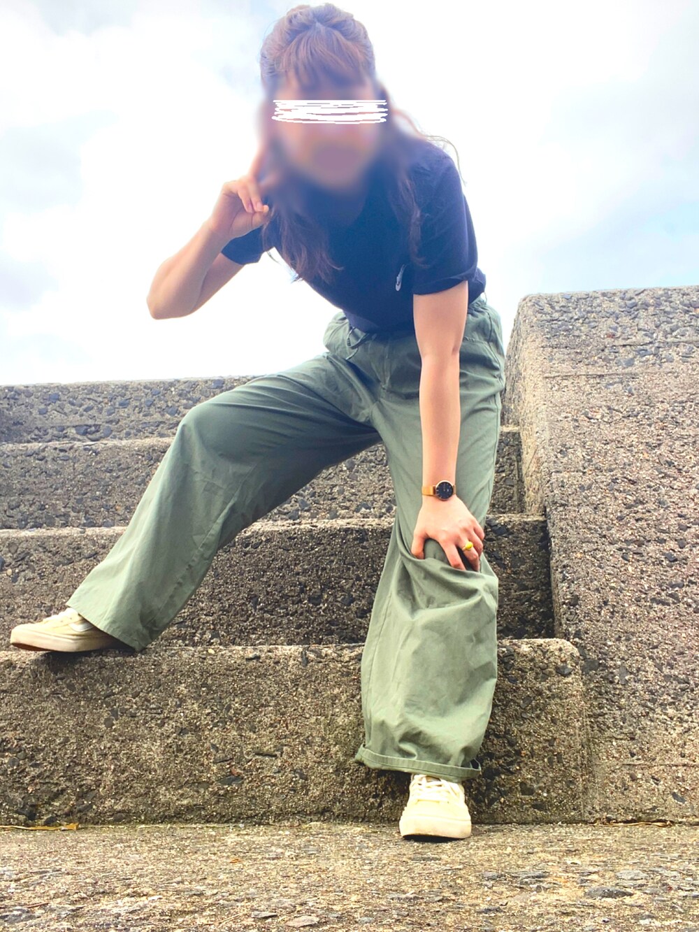 グリーン系のパンツ、ブラック系のTシャツ/カットソー、ベージュ系のスニーカーを着用したレディースの夏コーディネートの3枚目の写真